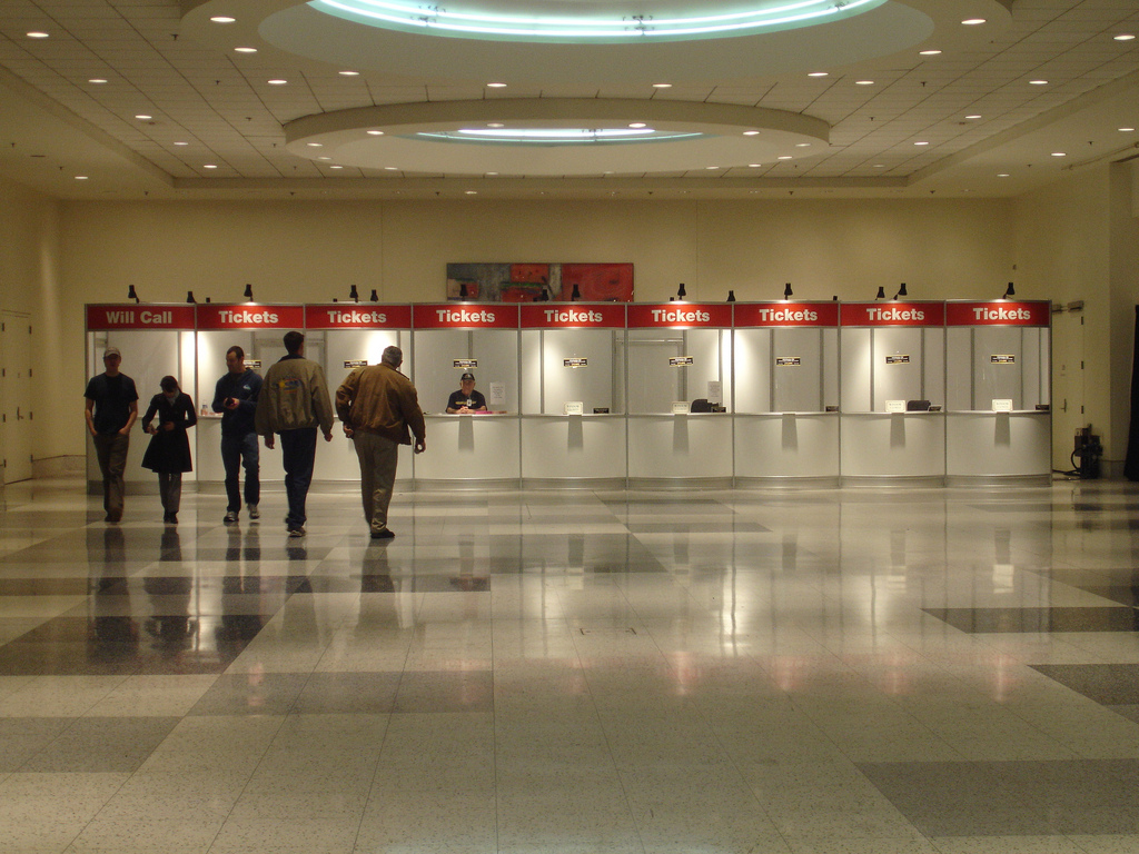 Photo of a quiet ticket hall with lots of empty sales positions